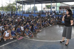 Os estudantes da Escola Municipal Vereador Benedito Batista receberam a secretária de educação com festa durante a entrega dos kits escolares