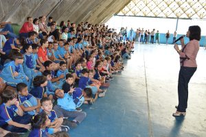 Estudantes da Escola Municipal Carlos Drummond de Andrade recebem kits escolares.