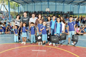 Entrega de kits escolares na Escola Municipal Professora Ana Guedes Vieira, em Nova Contagem